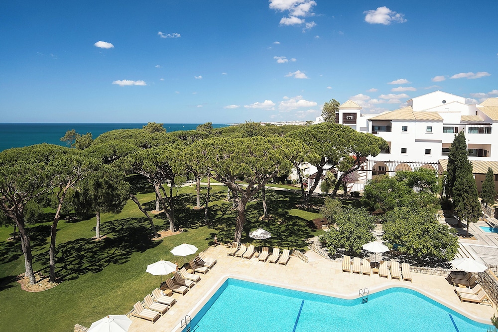 Pine Cliffs Hotel, a Luxury Collection Resort, Algarve — Swimming pool in Albufeira, Faro
