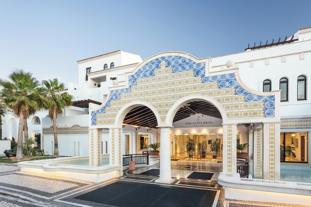 Pine Cliffs Hotel, a Luxury Collection Resort, Algarve — Hotel building in Albufeira, Faro