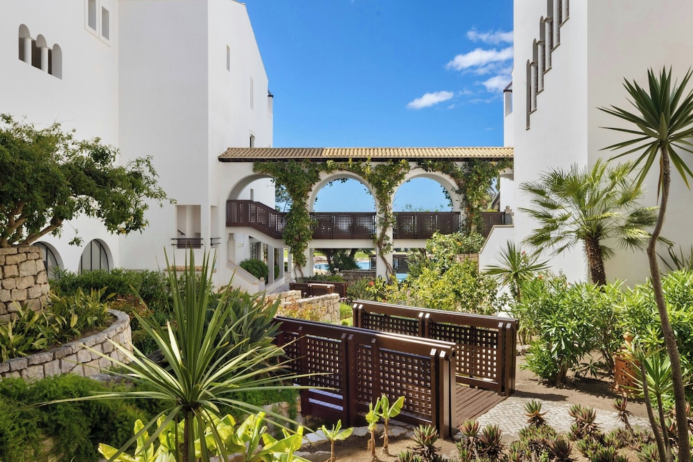 Pine Cliffs Hotel, a Luxury Collection Resort, Algarve — Hotel building in Albufeira, Faro