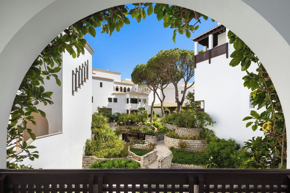 Pine Cliffs Hotel, a Luxury Collection Resort, Algarve — Hotel building in Albufeira, Faro