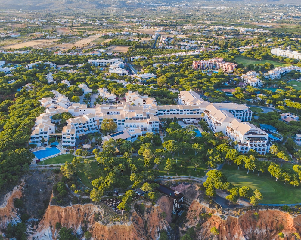 Pine Cliffs Hotel, a Luxury Collection Resort, Algarve — Hotel building in Albufeira, Faro