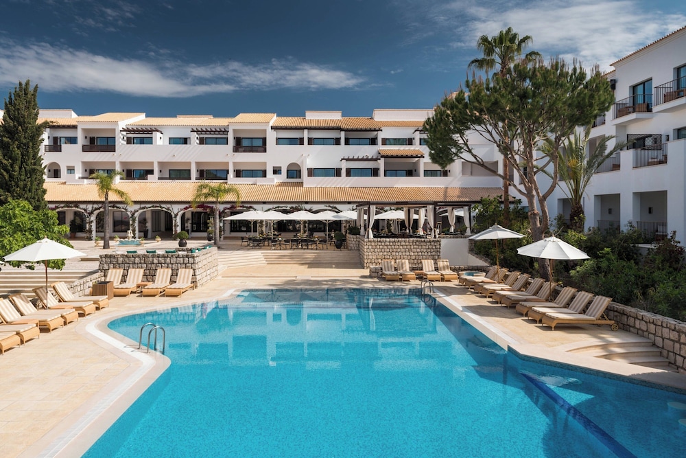 Pine Cliffs Hotel, a Luxury Collection Resort, Algarve — Swimming pool in Albufeira, Faro