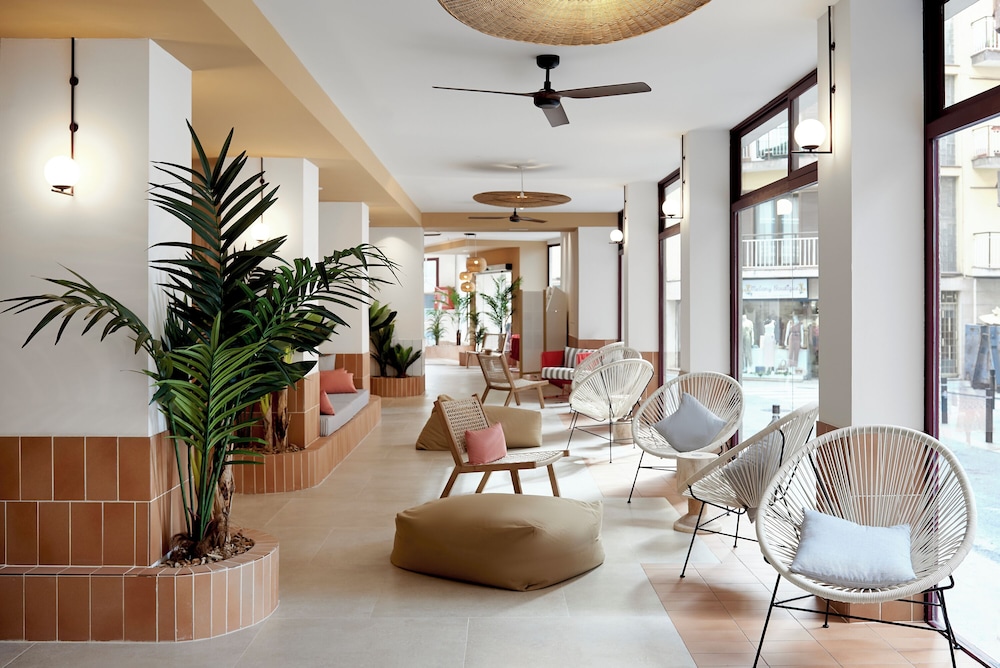 tent Lloret de Mar — Hotel building in Lloret de Mar, Catalonia
