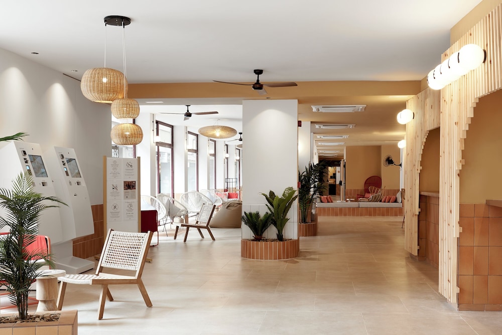 tent Lloret de Mar — Hotel building in Lloret de Mar, Catalonia