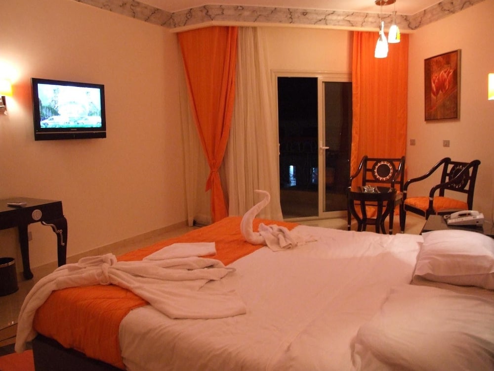 Sphinx Aqua Park Beach Resort - All Inclusive — Hotel rooms in Hurghada, Red Sea