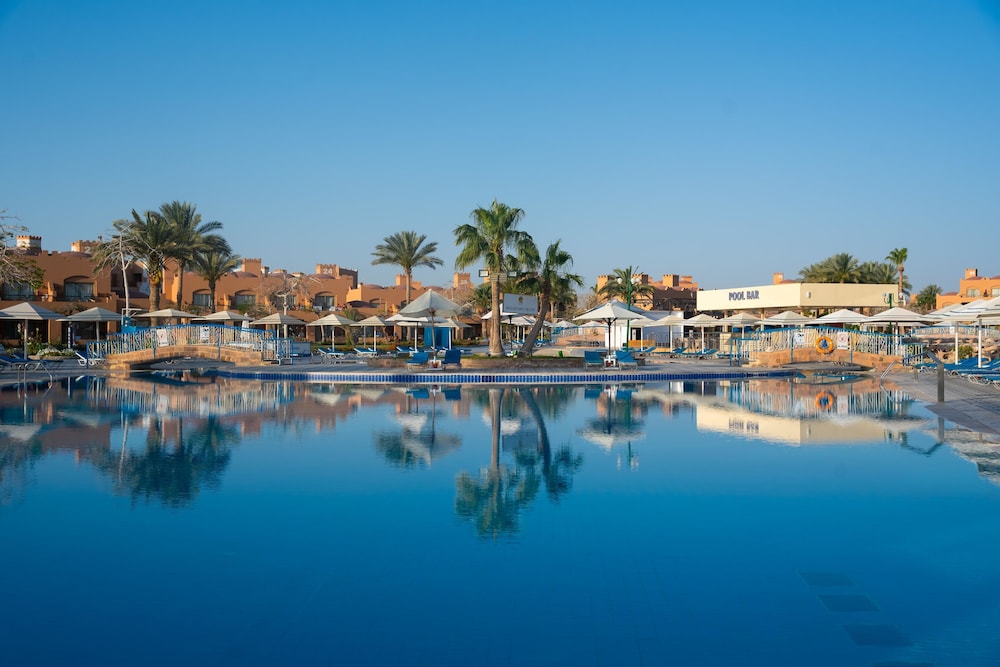 Akassia Swiss Resort — Swimming pool in El Quseir, Red Sea