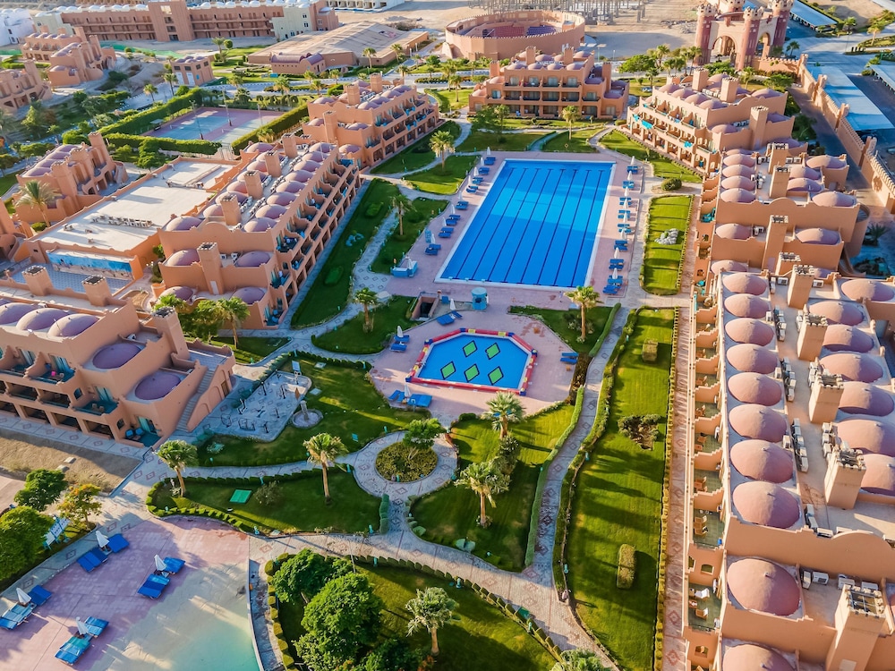 Akassia Swiss Resort — Swimming pool in El Quseir, Red Sea