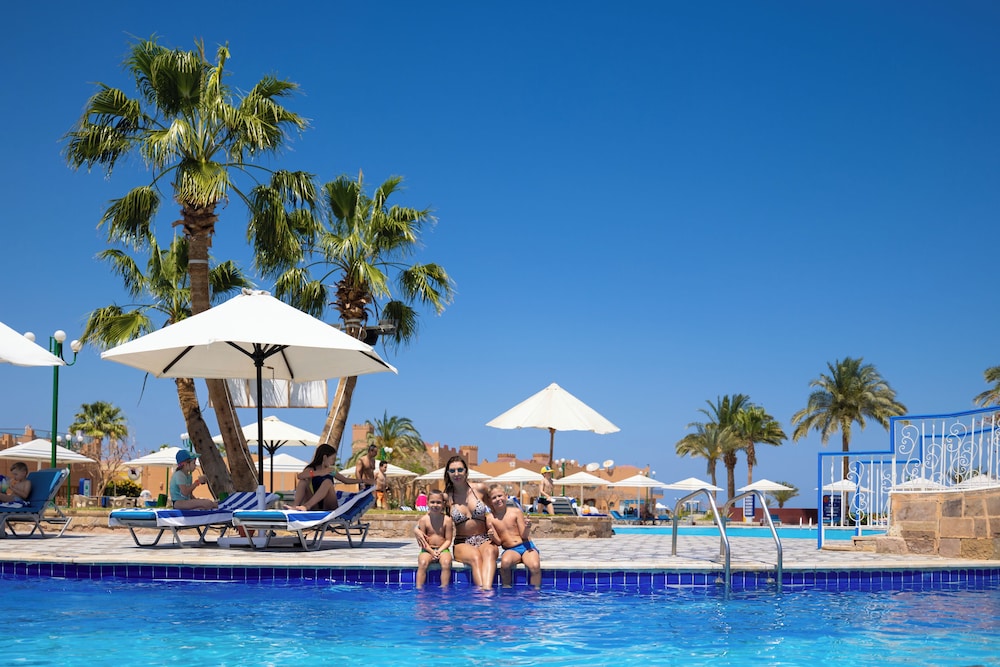 Akassia Swiss Resort — Swimming pool in El Quseir, Red Sea