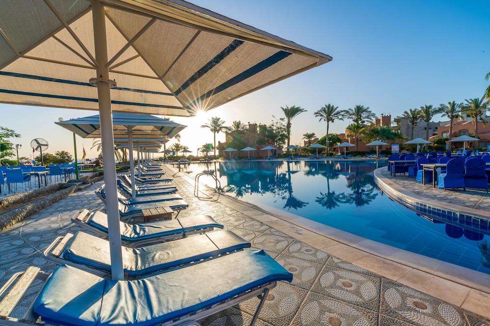 Akassia Swiss Resort — Swimming pool in El Quseir, Red Sea