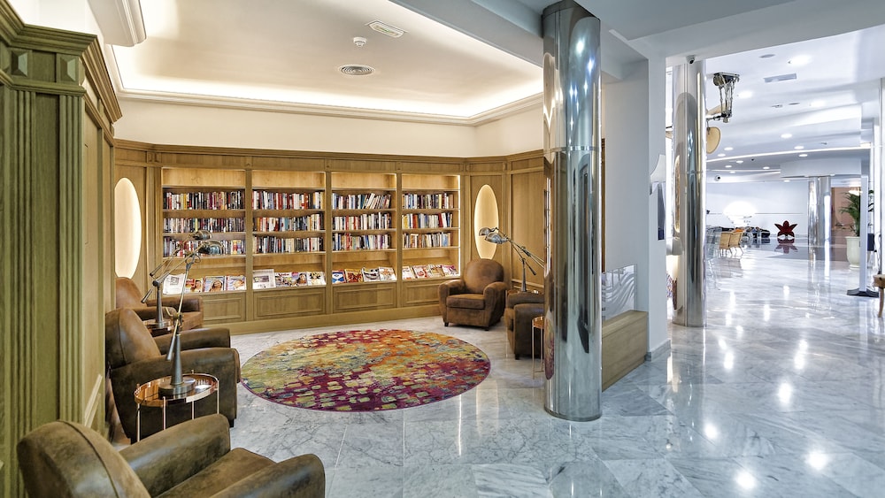 Bull Escorial & Spa — Hotel building in Playa del Ingles, Canary Islands