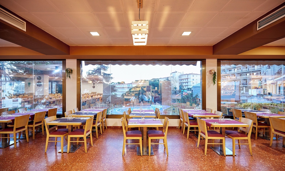 Hotel Samba — Restaurant & bars in Lloret de Mar, Catalonia