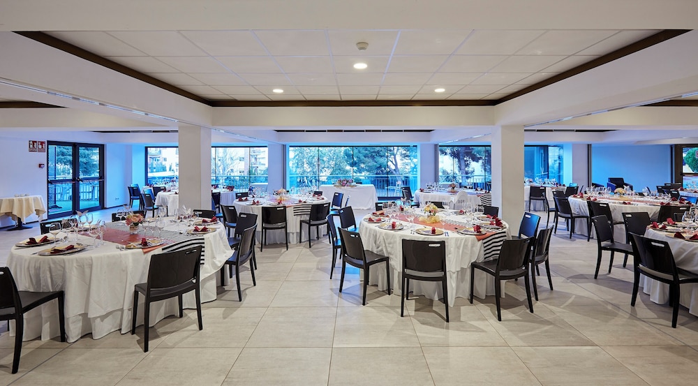 Hotel Samba — Restaurant & bars in Lloret de Mar, Catalonia