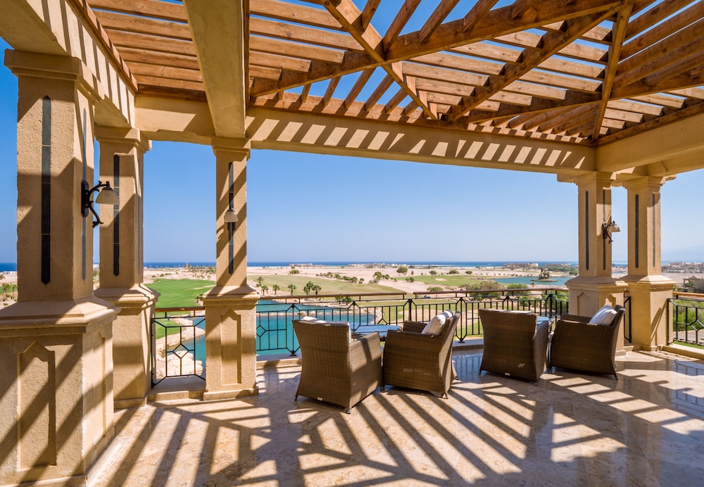 The Cascades Golf Resort Spa and Thalasso — Hotel building in Soma Bay, Red Sea