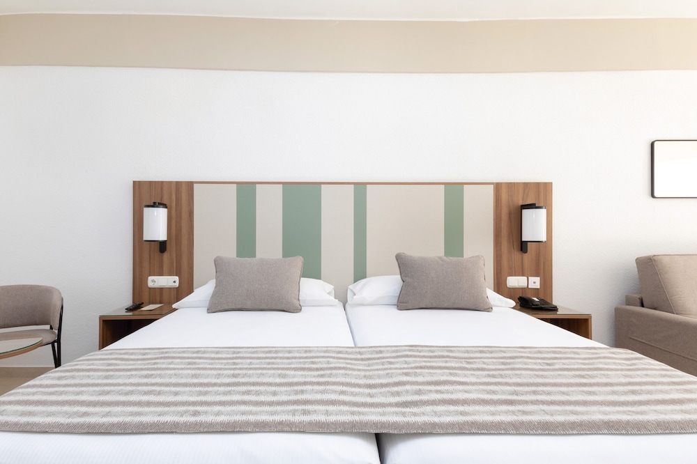 Hotel Riu Paraiso Lanzarote - All Inclusive — Hotel rooms in Puerto del Carmen, Canary Islands