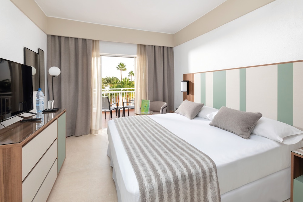 Hotel Riu Paraiso Lanzarote - All Inclusive — Hotel rooms in Puerto del Carmen, Canary Islands