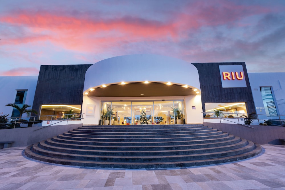 Hotel Riu Paraiso Lanzarote - All Inclusive — Hotel building in Puerto del Carmen, Canary Islands