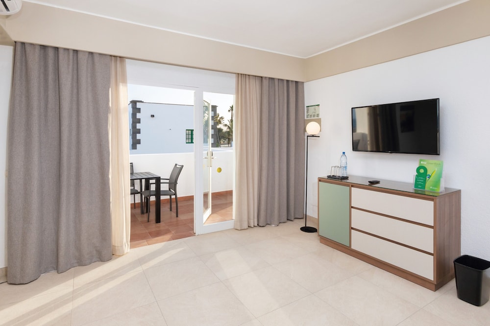Hotel Riu Paraiso Lanzarote - All Inclusive — Hotel rooms in Puerto del Carmen, Canary Islands