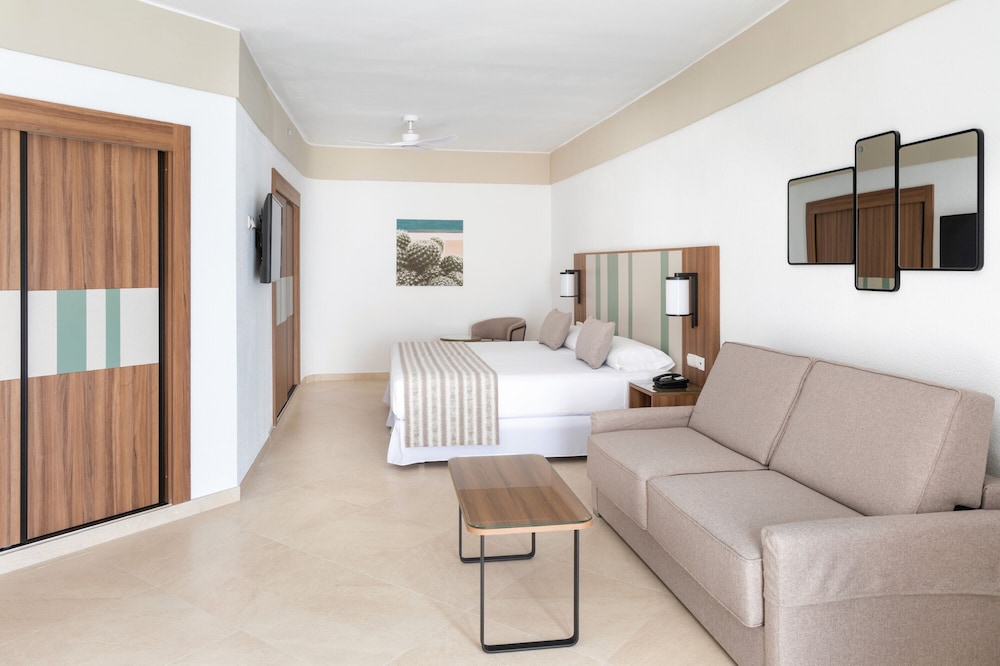 Hotel Riu Paraiso Lanzarote - All Inclusive — Hotel rooms in Puerto del Carmen, Canary Islands