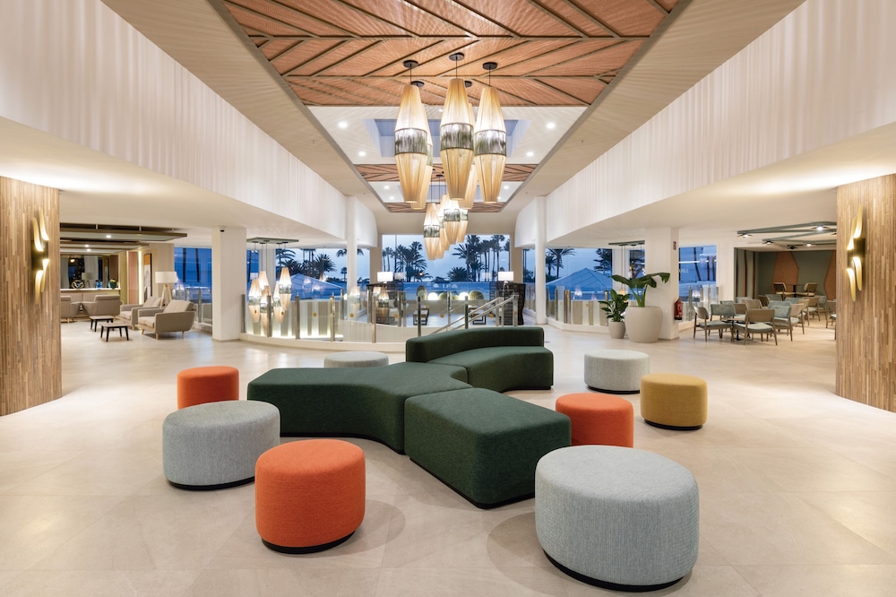 Hotel Riu Paraiso Lanzarote - All Inclusive — Hotel building in Puerto del Carmen, Canary Islands