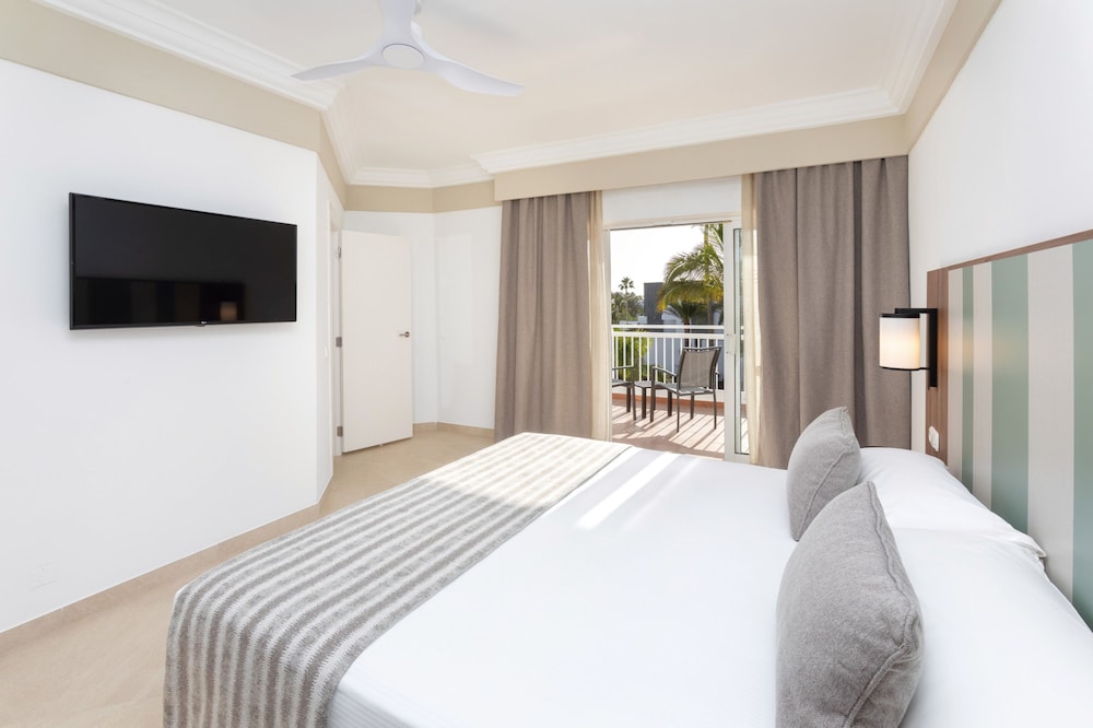 Hotel Riu Paraiso Lanzarote - All Inclusive — Hotel rooms in Puerto del Carmen, Canary Islands