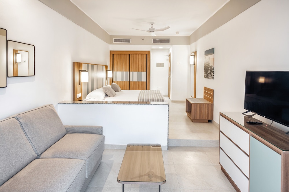 Hotel Riu Paraiso Lanzarote - All Inclusive — Hotel rooms in Puerto del Carmen, Canary Islands