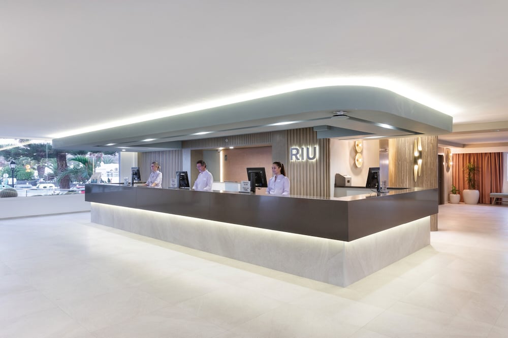 Hotel Riu Paraiso Lanzarote - All Inclusive — Hotel building in Puerto del Carmen, Canary Islands