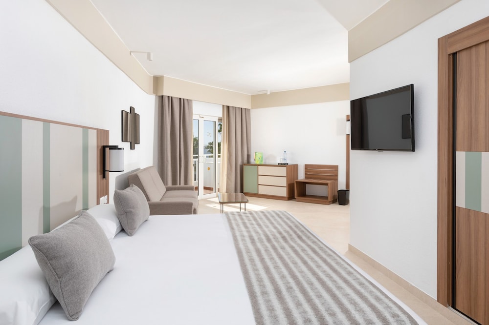 Hotel Riu Paraiso Lanzarote - All Inclusive — Hotel rooms in Puerto del Carmen, Canary Islands