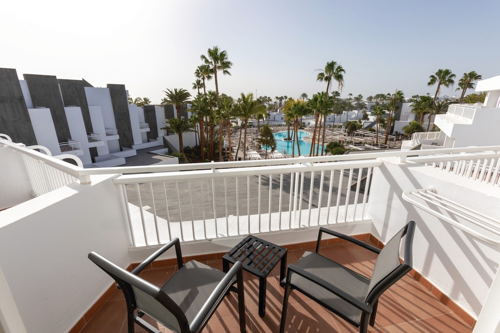 Hotel Riu Paraiso Lanzarote - All Inclusive — Hotel rooms in Puerto del Carmen, Canary Islands