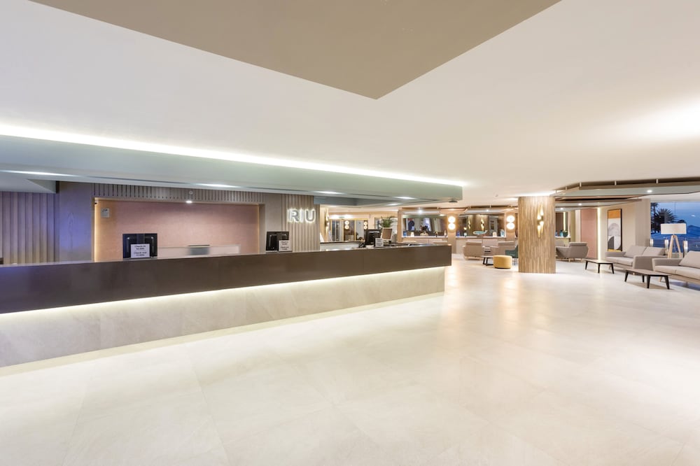 Hotel Riu Paraiso Lanzarote - All Inclusive — Hotel building in Puerto del Carmen, Canary Islands
