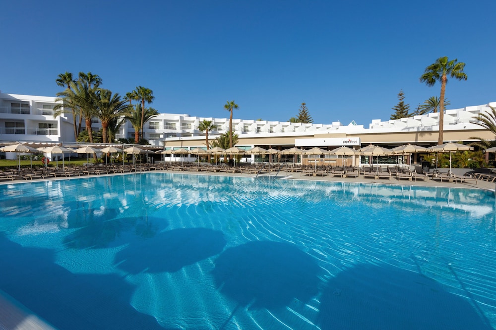 Hotel Riu Paraiso Lanzarote - All Inclusive — Swimming pool in Puerto del Carmen, Canary Islands
