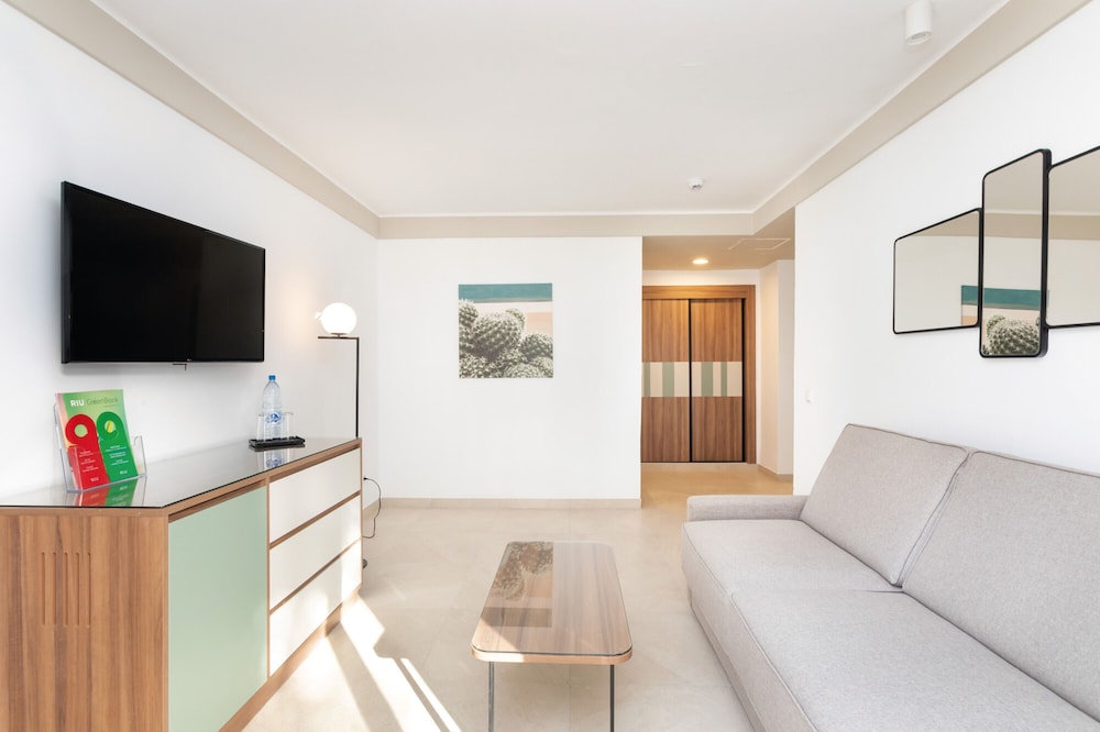 Hotel Riu Paraiso Lanzarote - All Inclusive — Hotel rooms in Puerto del Carmen, Canary Islands