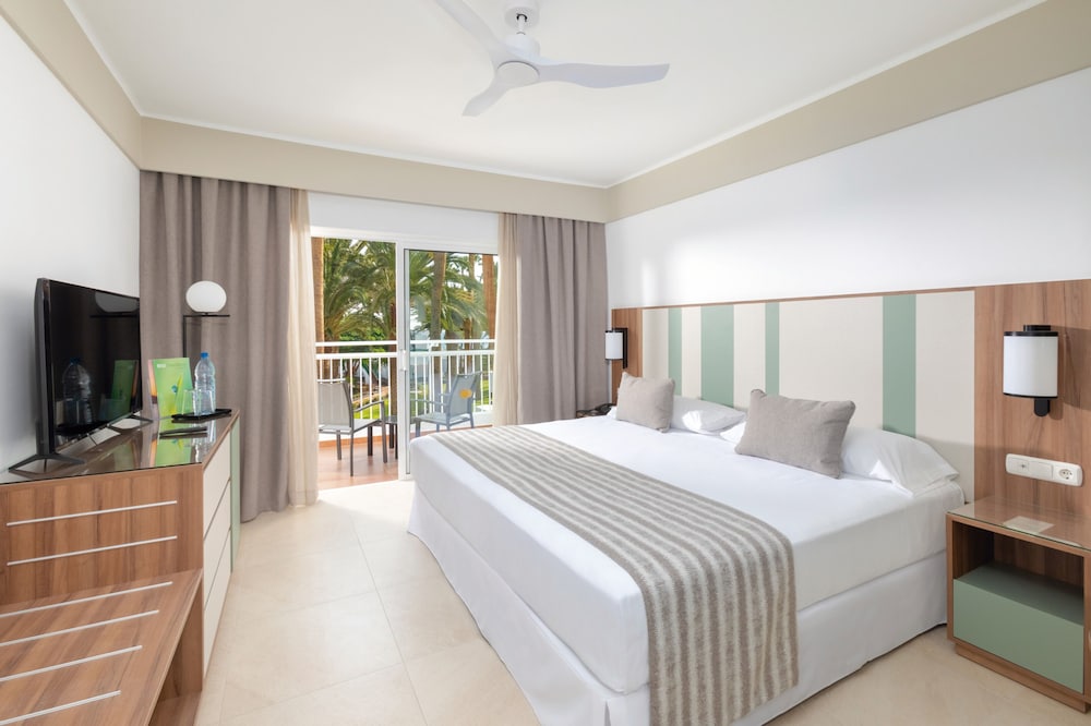 Hotel Riu Paraiso Lanzarote - All Inclusive — Hotel rooms in Puerto del Carmen, Canary Islands