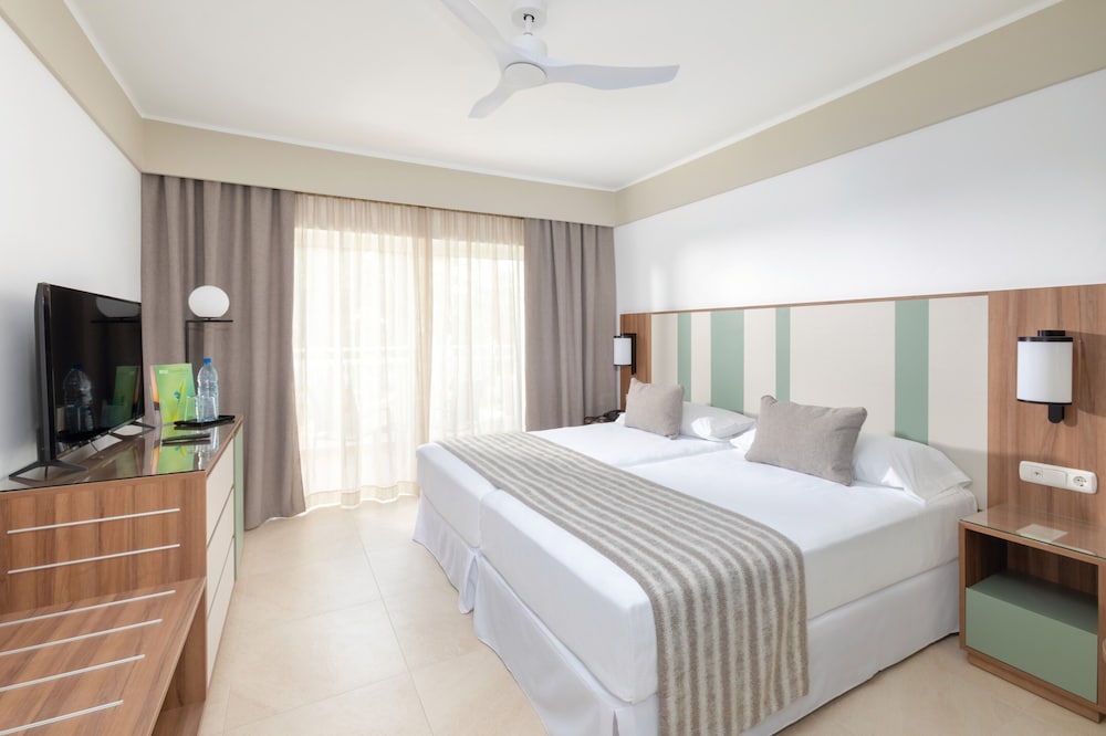 Hotel Riu Paraiso Lanzarote - All Inclusive — Hotel rooms in Puerto del Carmen, Canary Islands