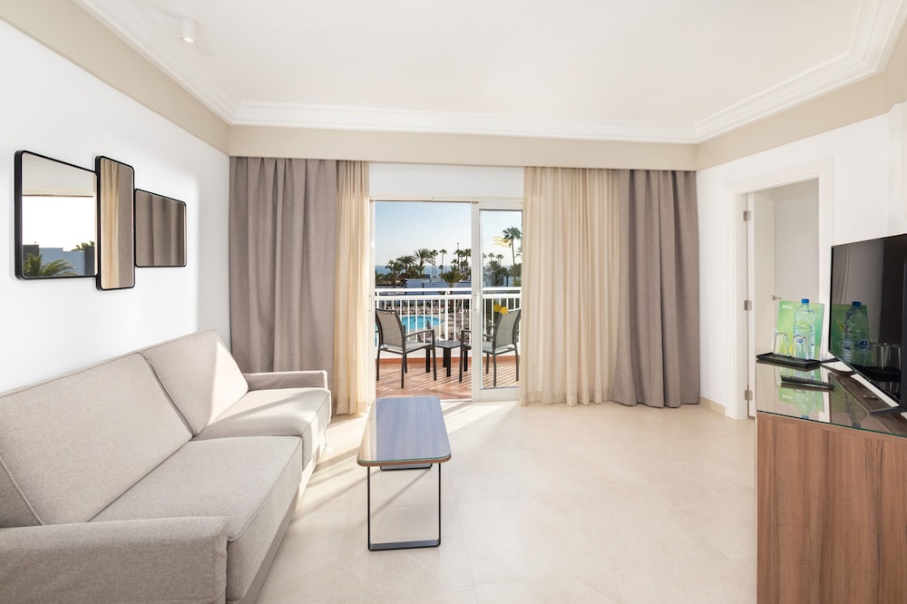 Hotel Riu Paraiso Lanzarote - All Inclusive — Hotel rooms in Puerto del Carmen, Canary Islands