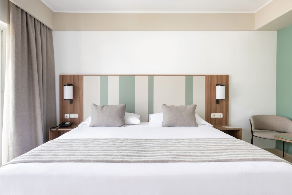 Hotel Riu Paraiso Lanzarote - All Inclusive — Hotel rooms in Puerto del Carmen, Canary Islands