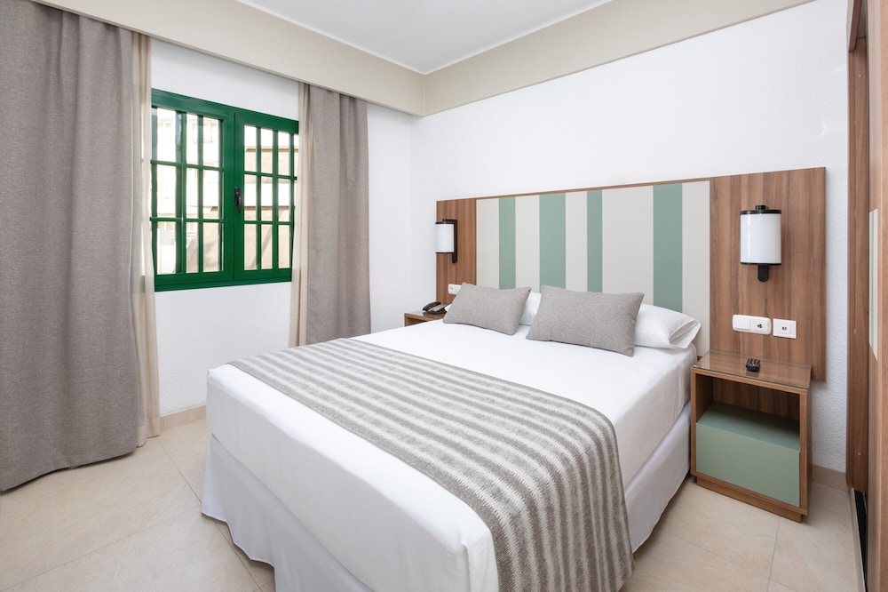 Hotel Riu Paraiso Lanzarote - All Inclusive — Hotel rooms in Puerto del Carmen, Canary Islands