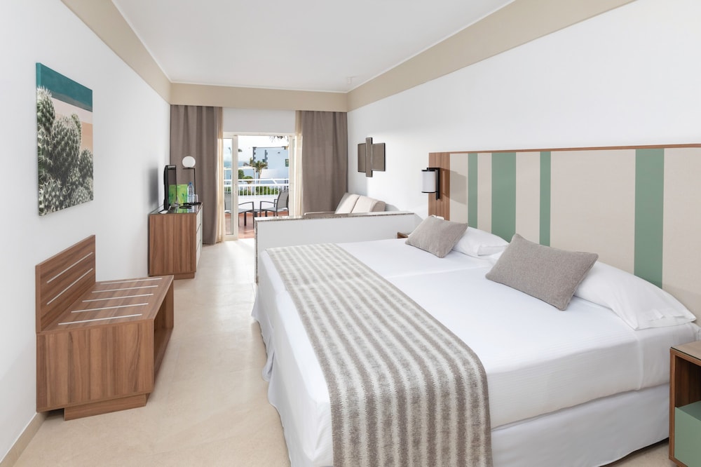 Hotel Riu Paraiso Lanzarote - All Inclusive — Hotel rooms in Puerto del Carmen, Canary Islands