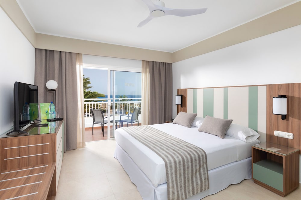 Hotel Riu Paraiso Lanzarote - All Inclusive — Hotel rooms in Puerto del Carmen, Canary Islands