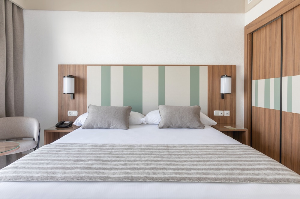 Hotel Riu Paraiso Lanzarote - All Inclusive — Hotel rooms in Puerto del Carmen, Canary Islands