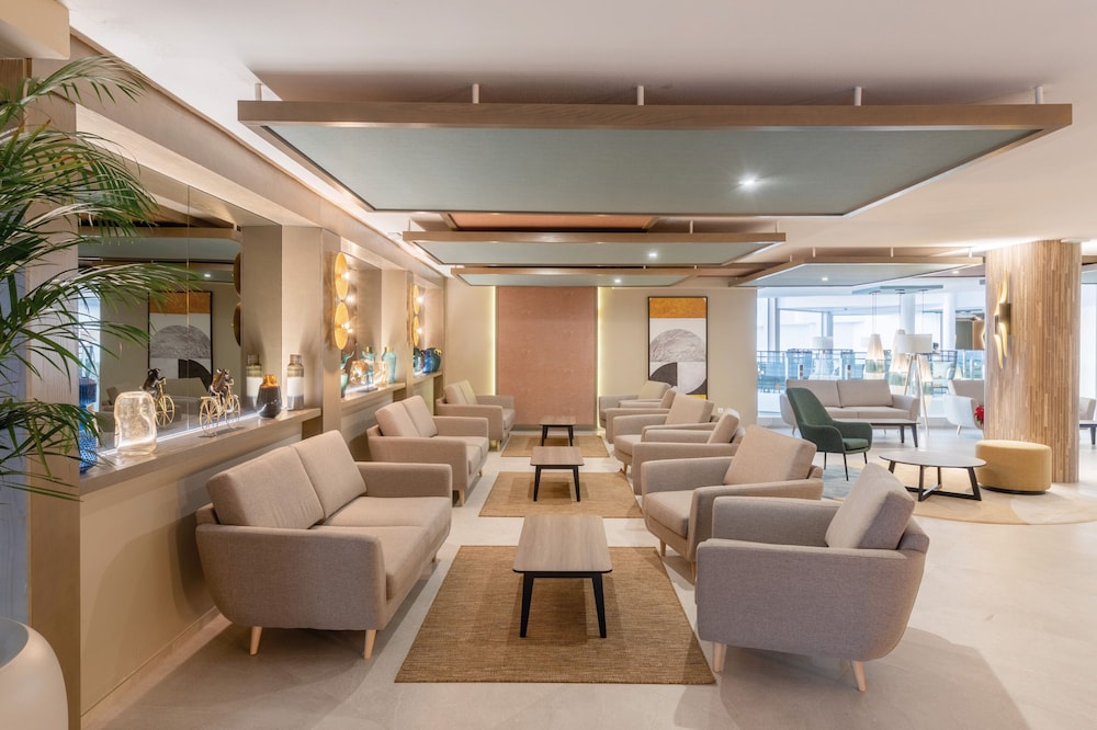 Hotel Riu Paraiso Lanzarote - All Inclusive — Hotel building in Puerto del Carmen, Canary Islands