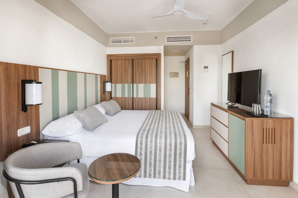 Hotel Riu Paraiso Lanzarote - All Inclusive — Hotel rooms in Puerto del Carmen, Canary Islands