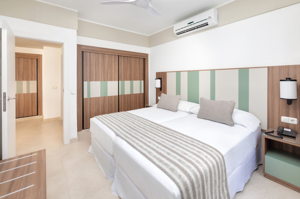 Hotel Riu Paraiso Lanzarote - All Inclusive — Hotel rooms in Puerto del Carmen, Canary Islands