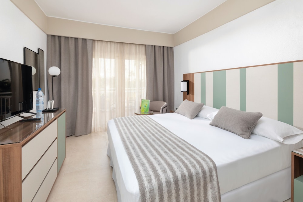 Hotel Riu Paraiso Lanzarote - All Inclusive — Hotel rooms in Puerto del Carmen, Canary Islands