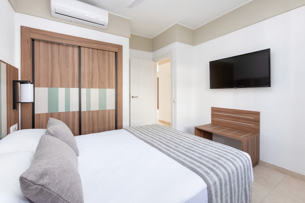 Hotel Riu Paraiso Lanzarote - All Inclusive — Hotel rooms in Puerto del Carmen, Canary Islands