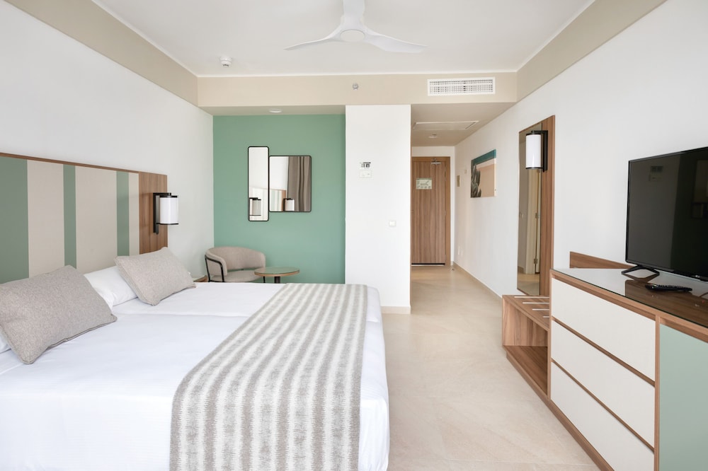 Hotel Riu Paraiso Lanzarote - All Inclusive — Hotel rooms in Puerto del Carmen, Canary Islands