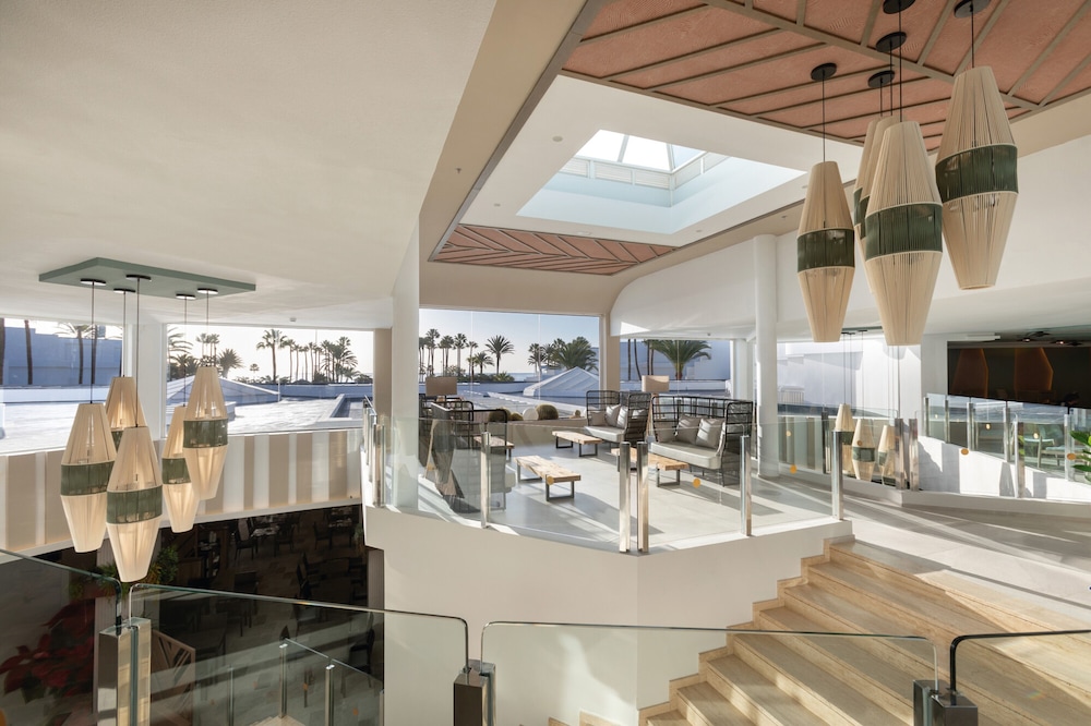 Hotel Riu Paraiso Lanzarote - All Inclusive — Hotel building in Puerto del Carmen, Canary Islands