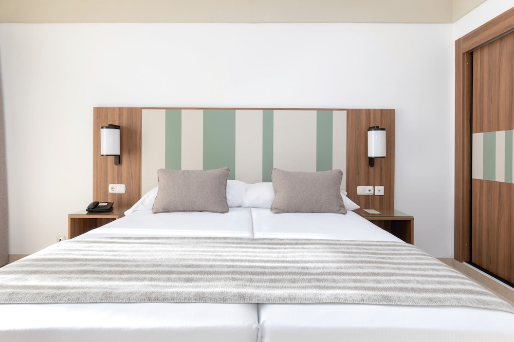 Hotel Riu Paraiso Lanzarote - All Inclusive — Hotel rooms in Puerto del Carmen, Canary Islands
