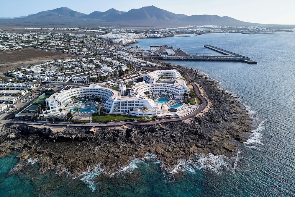 Iberostar Selection Lanzarote Park — Hotel building in Playa Blanca, Canary Islands