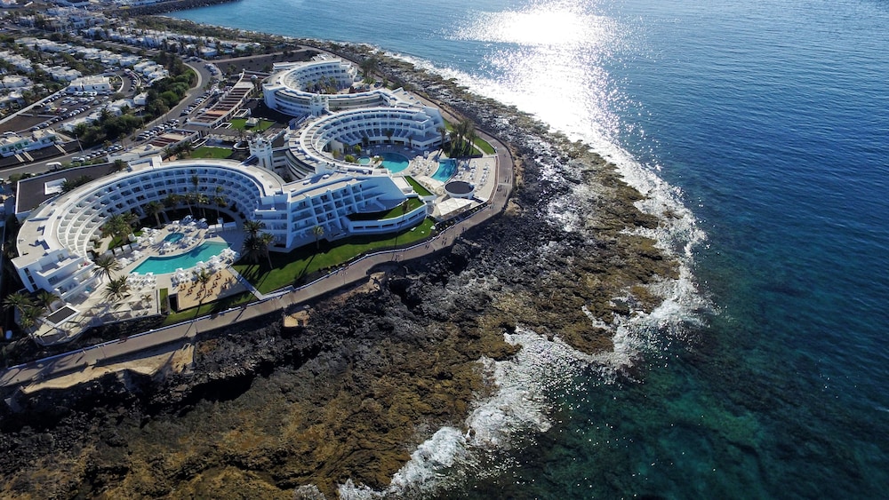 Iberostar Selection Lanzarote Park — Hotel building in Playa Blanca, Canary Islands