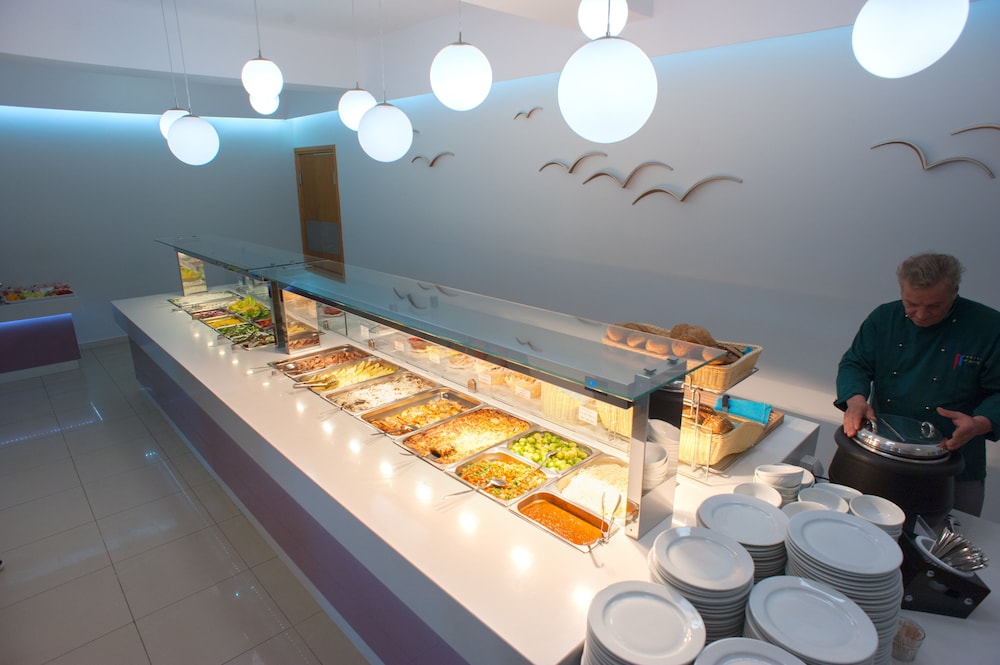 Sunrise Village Hotel — Restaurant in Chania